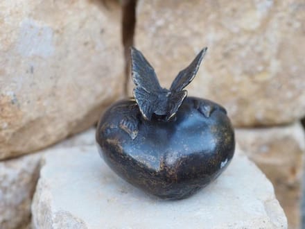 Bronzartes - Bronzen Beelden - Mini urn met vlinder