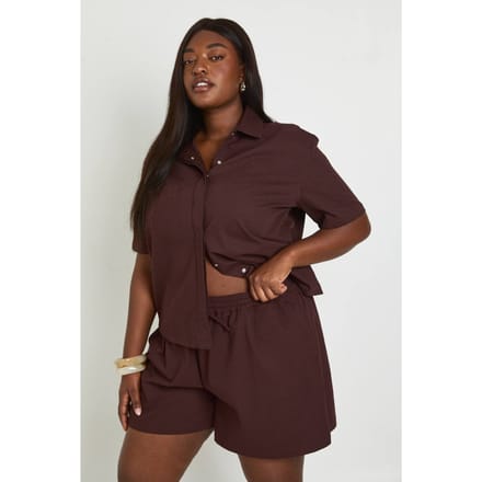 boohoo Dames Plus Chambray Boxy Flippy Short | Chocoladebruin | Maat: 44