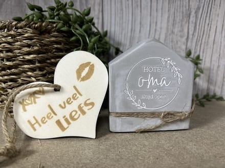 Creaties van Hier – Cement house Oma met houten hartje - 8 cm – Cement