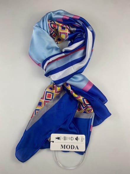 Sjaal modieus van glad materiaal 20% zijden met 80 % viscose
