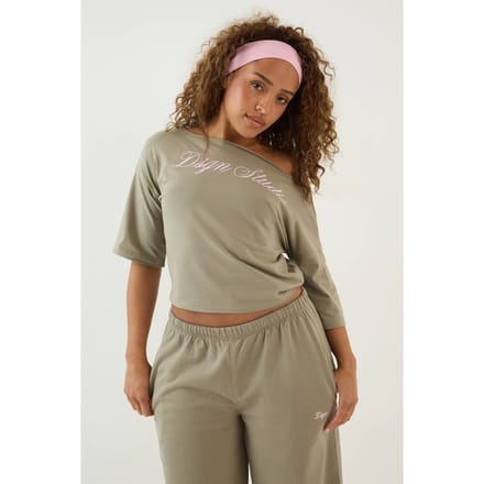 Dames Dsgn Studio Geborduurde Off-shoulder Boxy T-shirt Met Script | Gewassen Kaki | Maat: XS