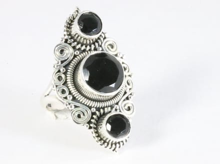 Langwerpige bewerkte zilveren ring met onyx - maat 20