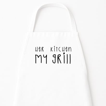 Go Mama - Keukenschort “Her Kitchen, My Grill” – Koppel kookschort – One Size – Verstelbaar – Wit – Humor cadeau