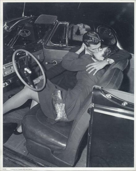 Mini zwart-wit poster - Kissing in Car - 24x30 cm