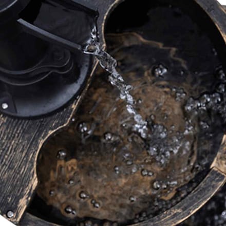 Waterval fontein met handwaterpomp ontwerp