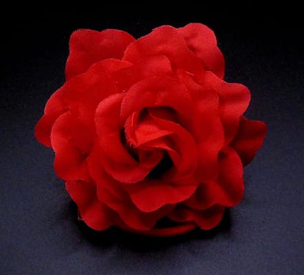 1 Roosje groot met duckklem+elastiek rood