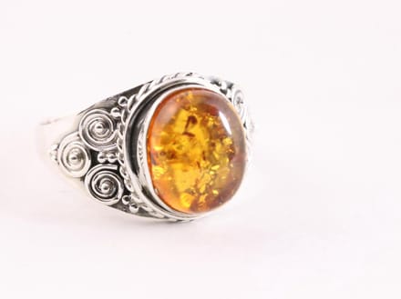 Bewerkte zilveren ring met amber - maat 18