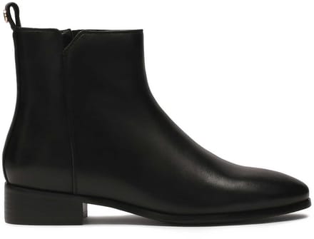 Flat boots with zipper