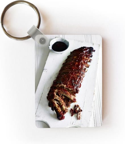 Sleutelhanger - Rek met spareribs op een witte snijplank - Uitdeelcadeautjes - Plastic