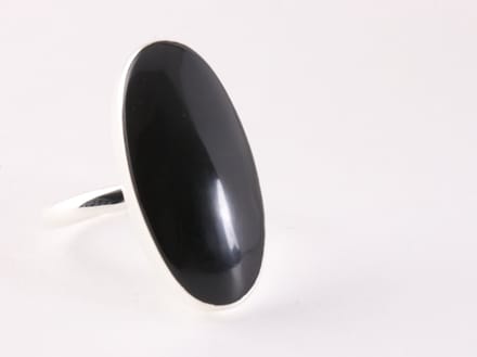Langwerpige zilveren ring met onyx - maat 20