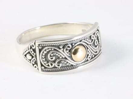 Traditionele bewerkte zilveren ring met 18k gouden decoratie - maat 17
