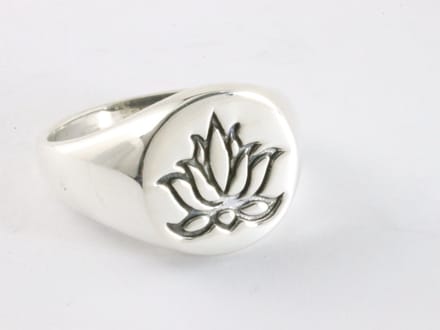 Zilveren zegelring met lotus bloem - maat 17