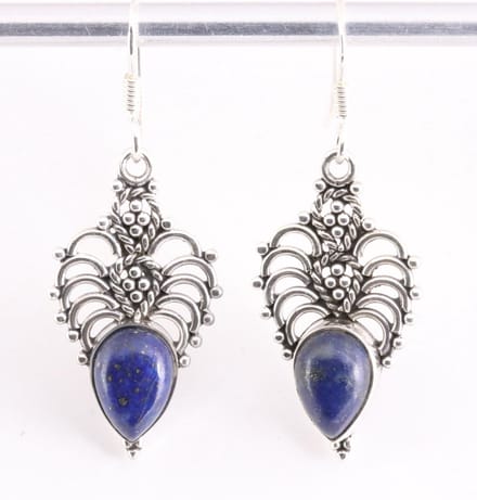 Opengewerkte zilveren oorbellen met lapis lazuli