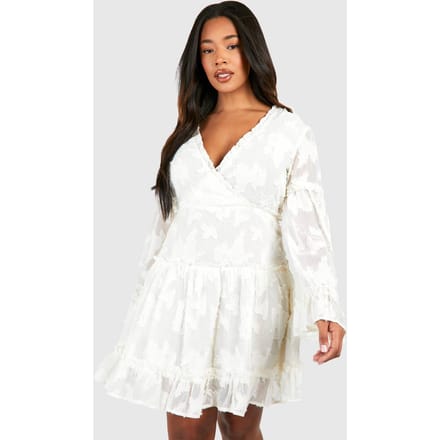boohoo Dames Plus Woven Jacquard V Front Frill Mini Jurk | Creme | Maat: 50