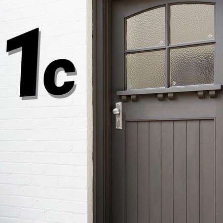 Huisnummer Zwart acryl - Letter c - Hoogte 15cm (blinde bevestiging)