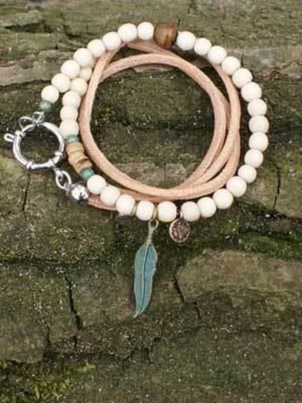 Heaven Eleven - Leren wikkelarmband hout met turkoois veer