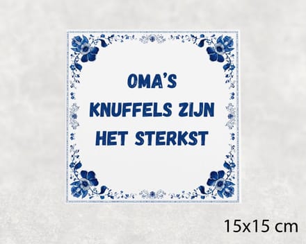 Spreuk tegel 15x15 cm Oma’s knuffels zijn het sterkst