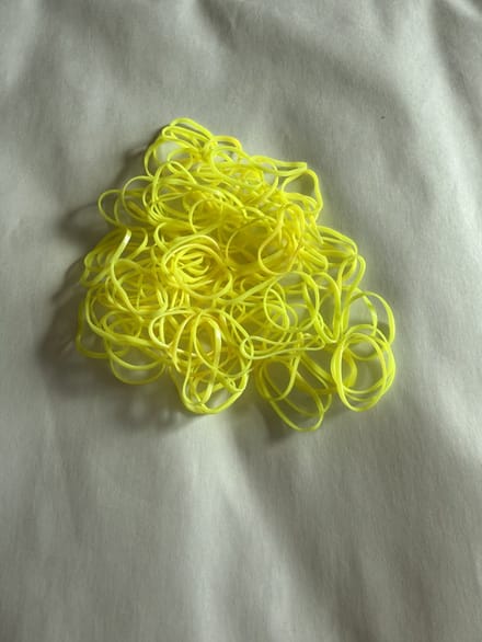 Rasta elastiekjes neon geel 100 stuks - feest - party - haar accessoire - haar