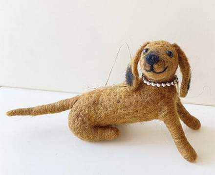 Hond met halsketting vilt 14x4x9cm