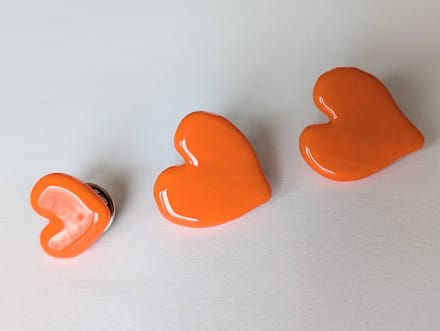 M-apART Broche, set van 3 handgemaakte oranje hartjes van glas, pins