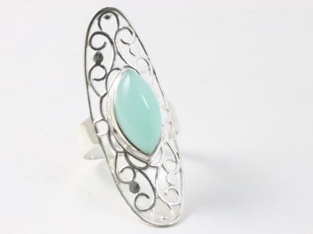 Langwerpige opengewerkte zilveren ring met aqua chalcedoon - maat 19