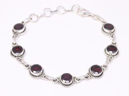 Bewerkte zilveren armband met granaat