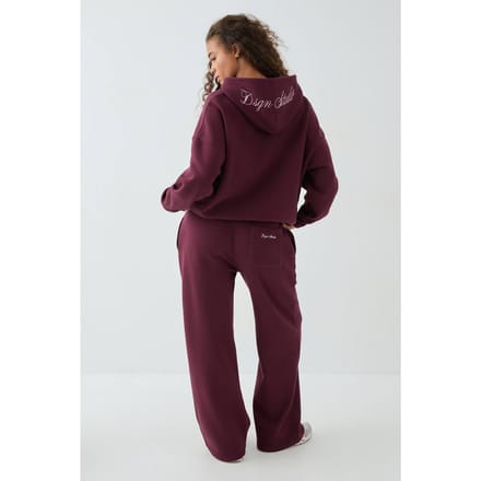 Dames DSGN Studio Script Geborduurd Trainingspak met Capuchon | Bordeaux Rood | Maat: Large