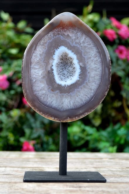 Edelsteen Agaat met Chalcedoon op Standaard - 1374 gram