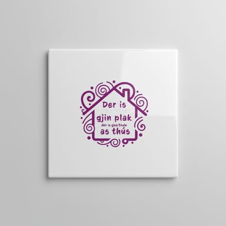 Keramische Tegel met Dialect Tekst “Der is gjin plak sa as thús” – Decoratieve Wandtegel – 15 x 15 cm