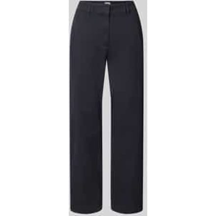chino met paspelzak achter