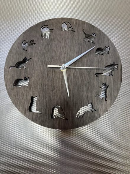 Klok zwart rond met katten