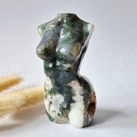 Mosagaat vrouwenbeeldje 8 cm (#39) – handgeslepen edelsteen carving