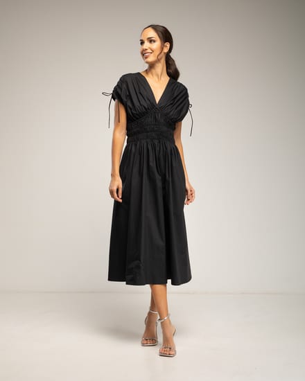 Midi-jurk met elastische taille en borst, rimpelmouwen en zakken