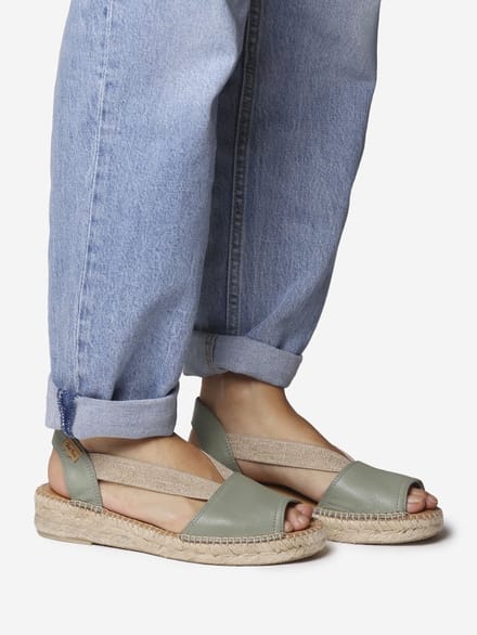 Platte leren sandaal met elastische bandjes | ETNA