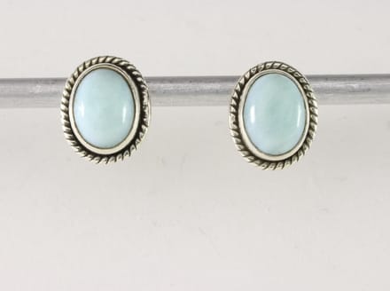 Fijne bewerkte ovale zilveren oorstekers met larimar