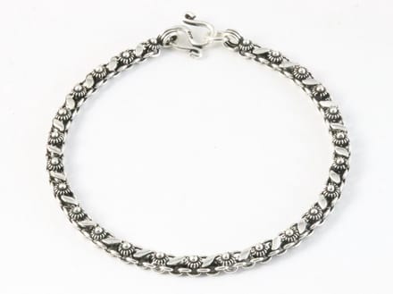 Fijne bewerkte zilveren schakelarmband - lengte 18 cm.
