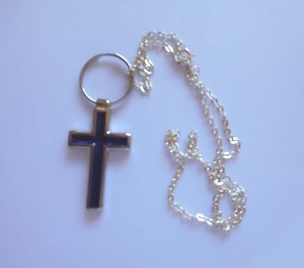 Metalen kruisje met ketting