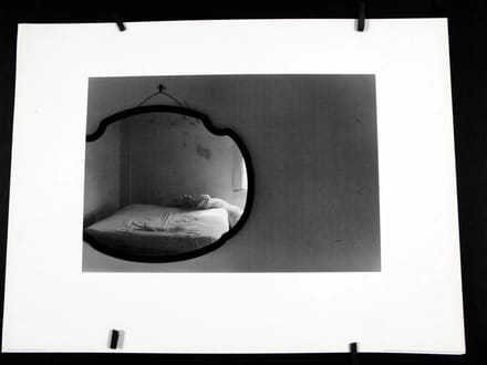 Poster - Bed in Mirror, Rhode Island - Eva Rubinstein - Zwart/Wit - Jaren 80 - 45x61 cm