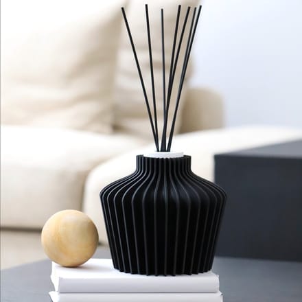 Serendipity Diffuser met geurstokjes houder – Cozy Plaid – 200ml – Navulbaar – Uniek 3D-geprint Design – Inclusief geurstokjes
