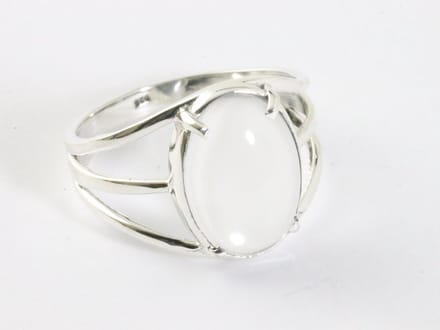 Opengewerkte zilveren ring met bergkristal - maat 18