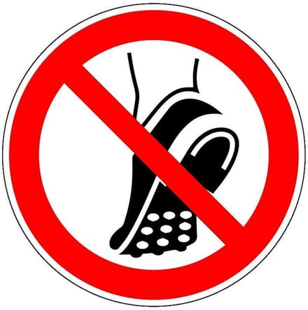 Schoeisel met metalen noppen verboden sticker - ISO 7010 - P035 200 mm