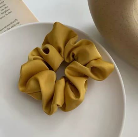 Premium Zijde Scrunchie - Silk Haarelastiek - Mosterdgeel