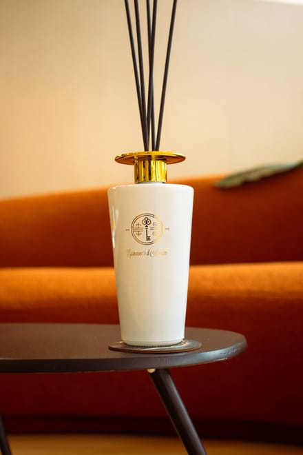 Essenza d'Oro - Essence d'Aurum - Luxe geurstokjes diffuser 500 ml - Geur rozen - Fleur de Désire - Essenza d'Oro - Essence d'Aurum - glazen diffuser - interieurparfum - langdurige geurverspreiding - tot 6 maanden
