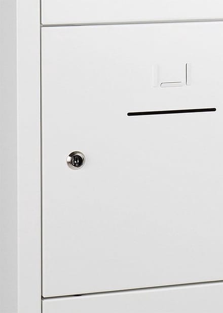 Lockerkast SHC met 15 deuren voorzien van brievensleuf in wit met hangoogsluiting (excl. hangslot)