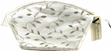Vagabond-Toilettas- Medium Curved Holdall "Intrique" 7746-afmeting 29 x 8,5 x 17  cm.