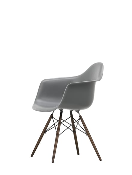 Vitra DAW Eames Plastic Armchair - granietgrijs RE - donkere esdoorn