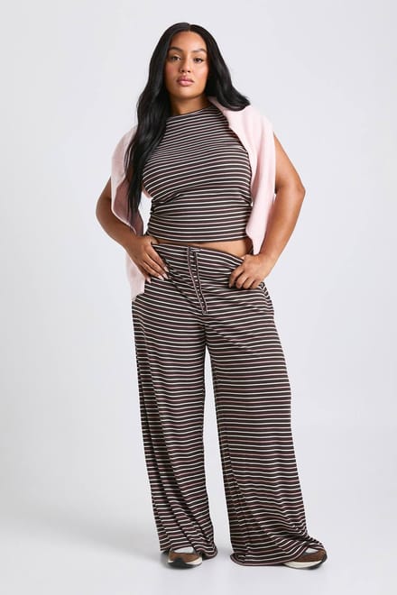 boohoo Dames Plus gestreepte mid-rise wijde broek | Chocoladebruin | Maat: 56
