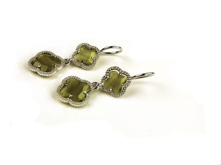 model Double Fiori klein oorringen in zilver kaki klavers