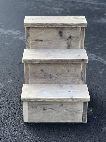 Trappetje van steigerhout met DICHTE TREEPLANK ( H60XB45XD54cm) van Chansteigerhout.nl