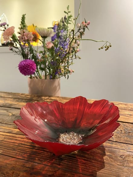 Mats Jonasson Dieprode Kristallen Schaal – Handgemaakt Designobject 19 Cm Met Helder Kristallen Kern - Rood - Voor Binnen - Staand